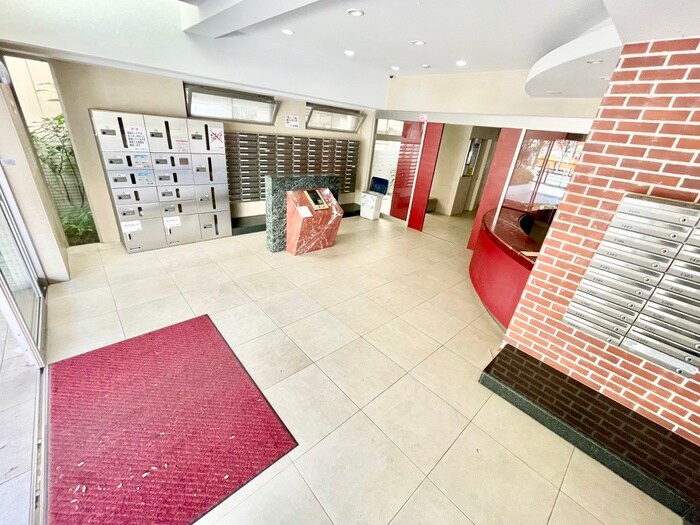 物件外観写真5　(エントランス部分)