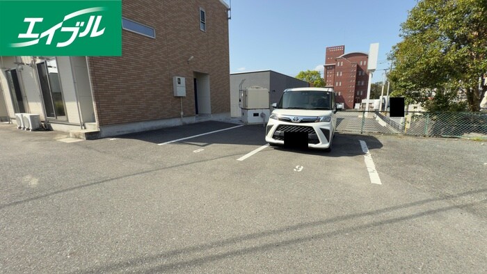 物件外観写真2　(駐車場)