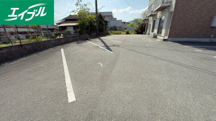 物件外観写真3　(駐車場)