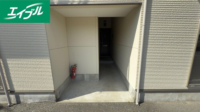 物件外観写真5　(エントランス部分)