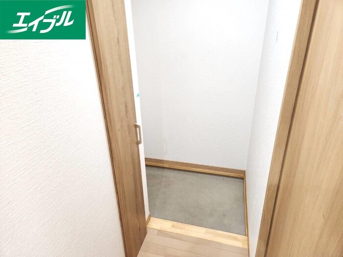 物件内観写真13　(玄関)