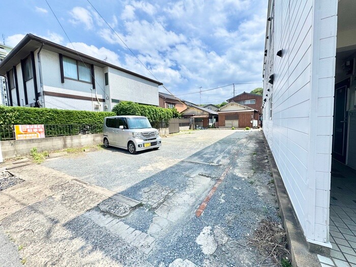 物件外観写真2　(駐車場)