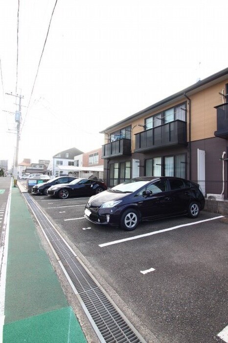 物件外観写真2　(駐車場)