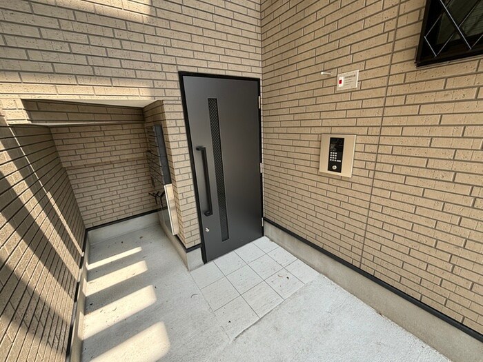 物件外観写真2　(エントランス部分)