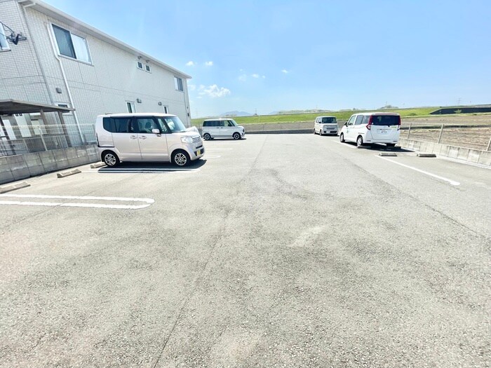 物件外観写真2　(駐車場)