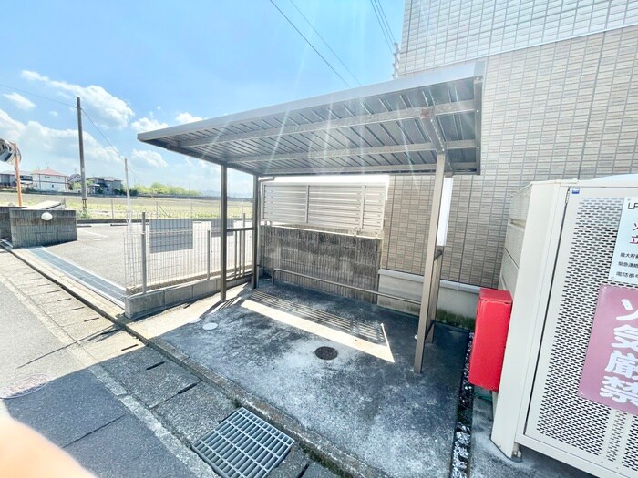 物件外観写真3　(駐輪場)