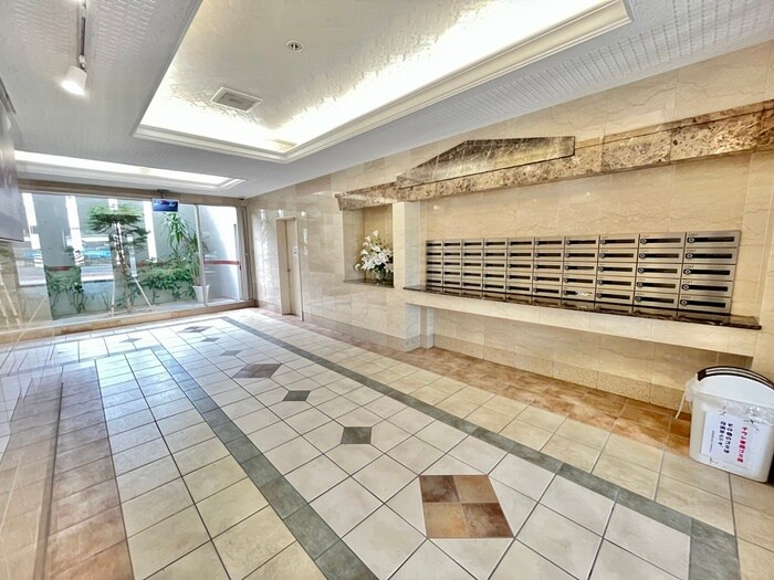 物件外観写真2　(エントランス部分)