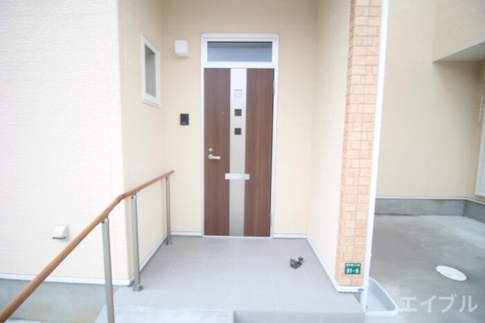 物件外観写真6　(エントランス部分)