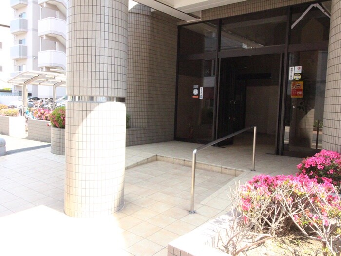 物件外観写真2　(エントランス部分)