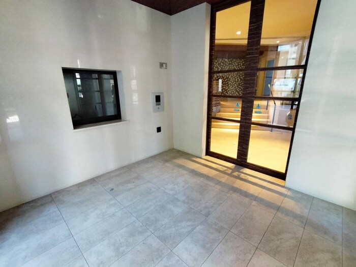 物件外観写真4　(エントランス部分)