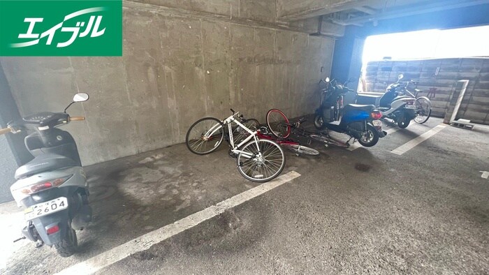 物件外観写真3　(駐輪場)