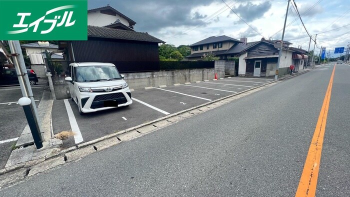 物件外観写真6　(駐車場)