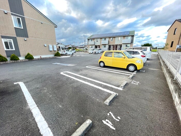 物件外観写真2　(駐車場)