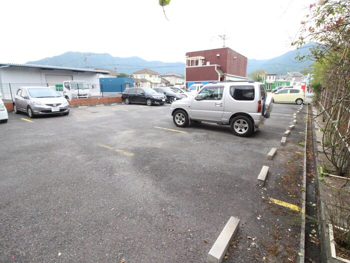 物件外観写真3　(駐車場)