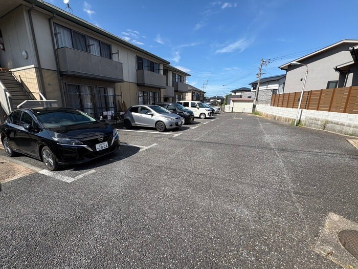 物件外観写真2　(駐車場)