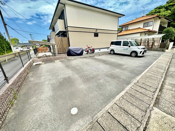 物件外観写真2　(駐車場)