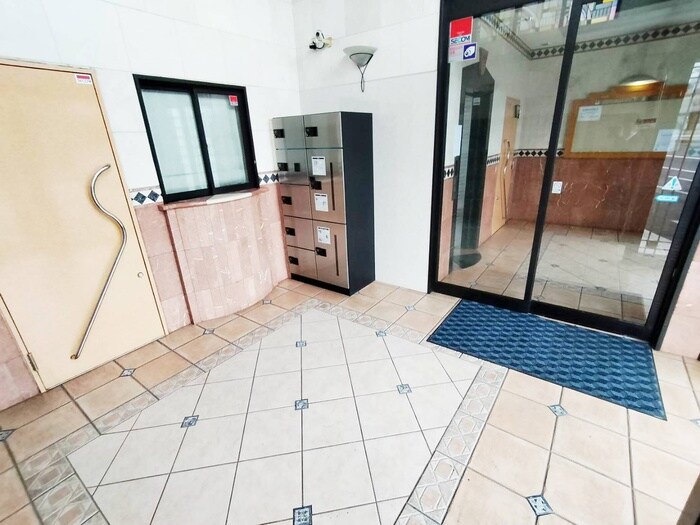 物件外観写真2　(エントランス部分)