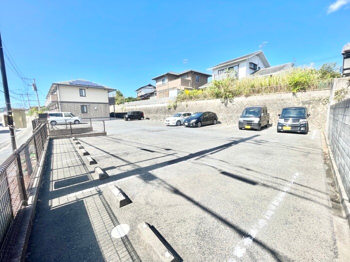 物件外観写真2　(駐車場)