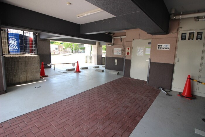 物件外観写真4　(駐車場)