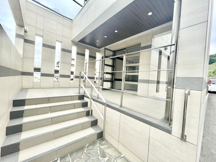 物件外観写真5　(エントランス部分)