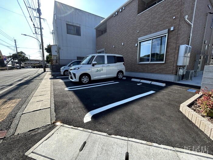 物件外観写真2　(駐車場)