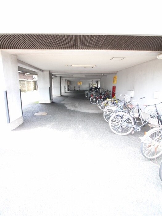 物件外観写真4　(駐輪場)