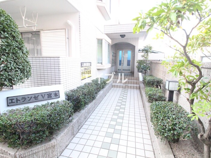 物件外観写真2　(エントランス部分)