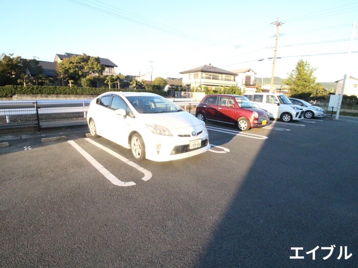 物件外観写真3　(駐車場)