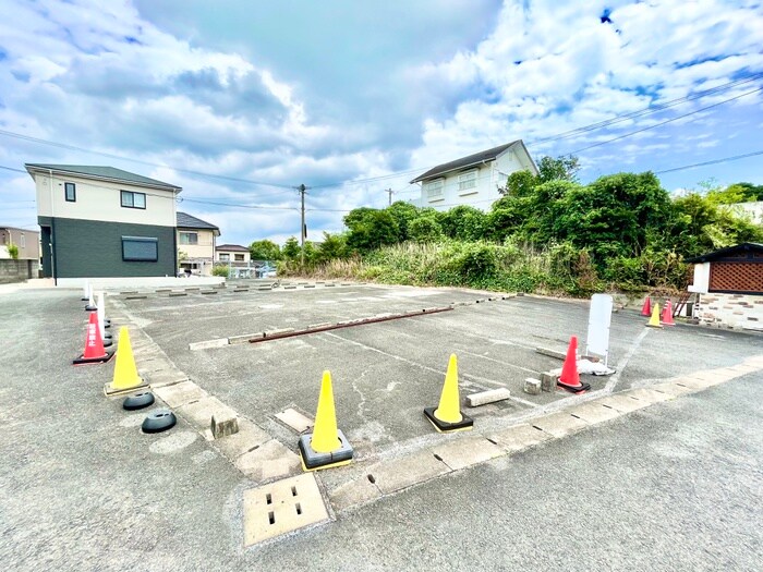 物件外観写真2　(駐車場)