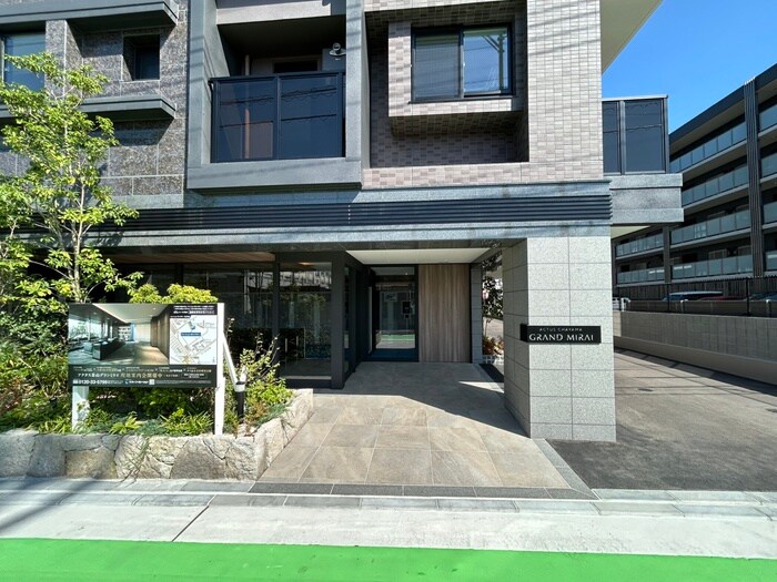 物件外観写真2　(エントランス部分)