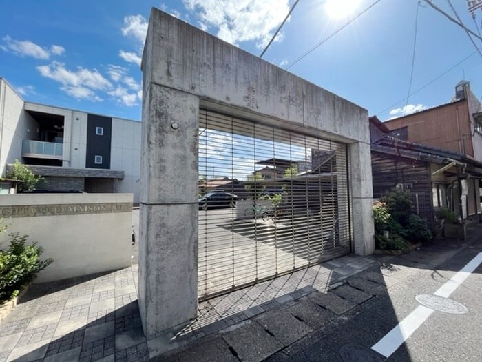 物件外観写真2　(駐車場)