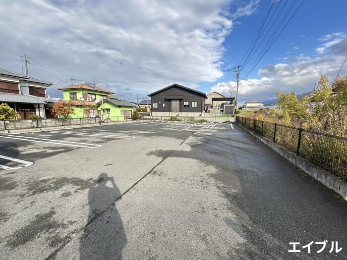 物件外観写真3　(駐車場)