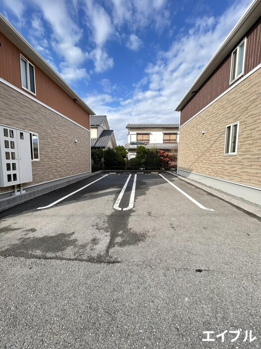 物件外観写真4　(駐車場)