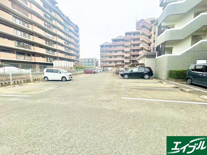 物件外観写真3　(駐車場)