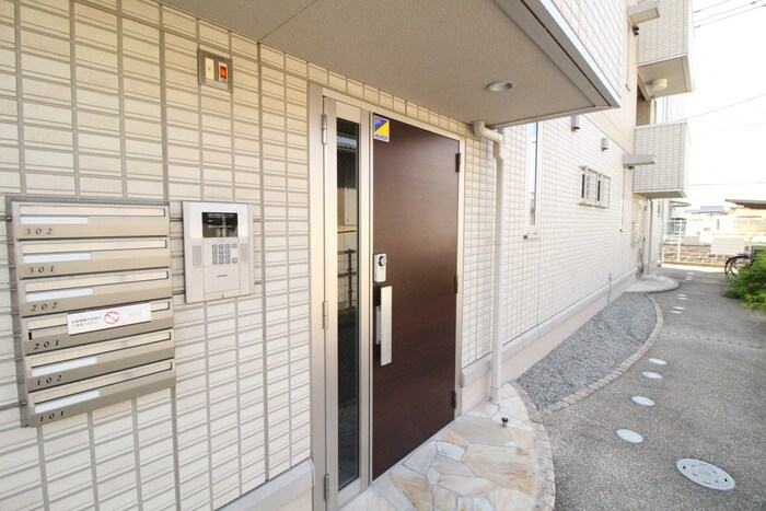 物件外観写真2　(エントランス部分)