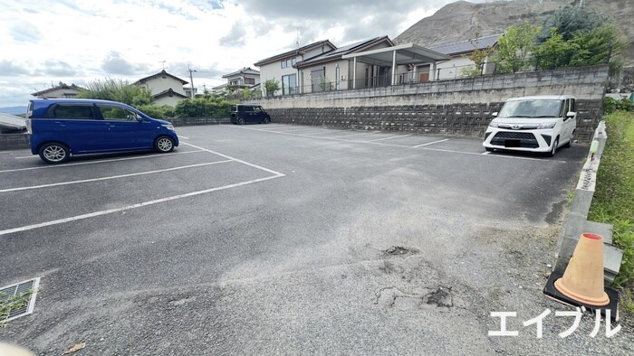 物件外観写真2　(駐車場)