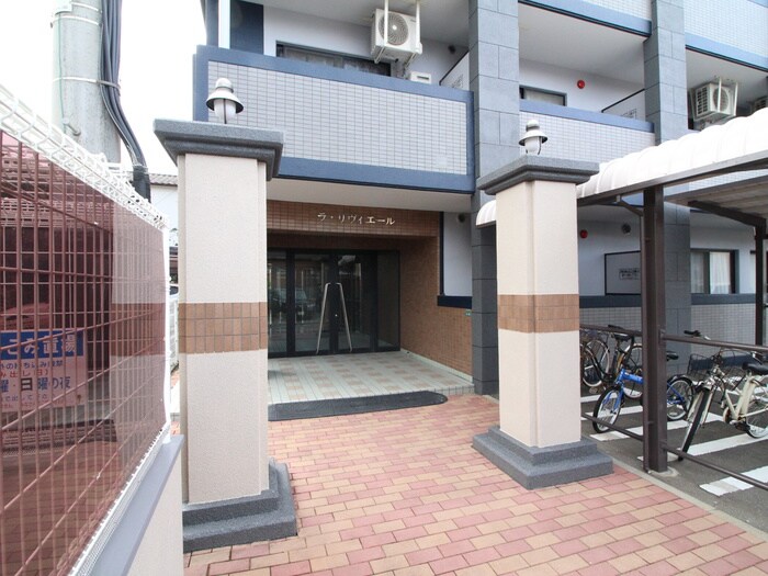 物件外観写真3　(エントランス部分)