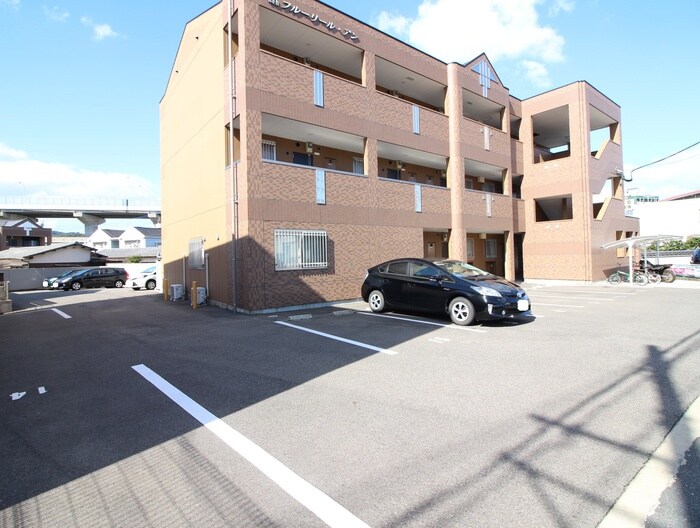 物件外観写真3　(駐車場)