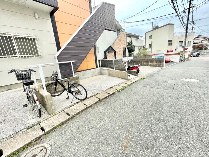 物件外観写真2　(駐輪場)