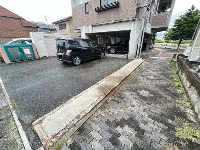 物件外観写真2　(駐車場)