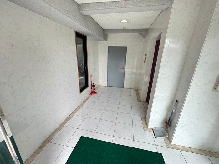 物件外観写真3　(エントランス部分)