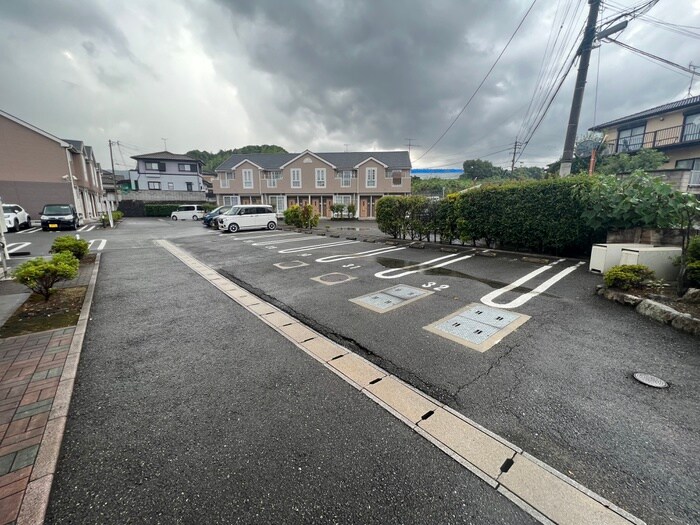 物件外観写真3　(駐車場)