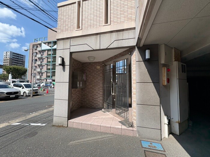 物件外観写真2　(エントランス部分)