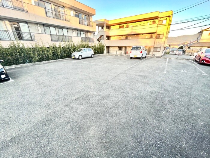 物件外観写真2　(駐車場)
