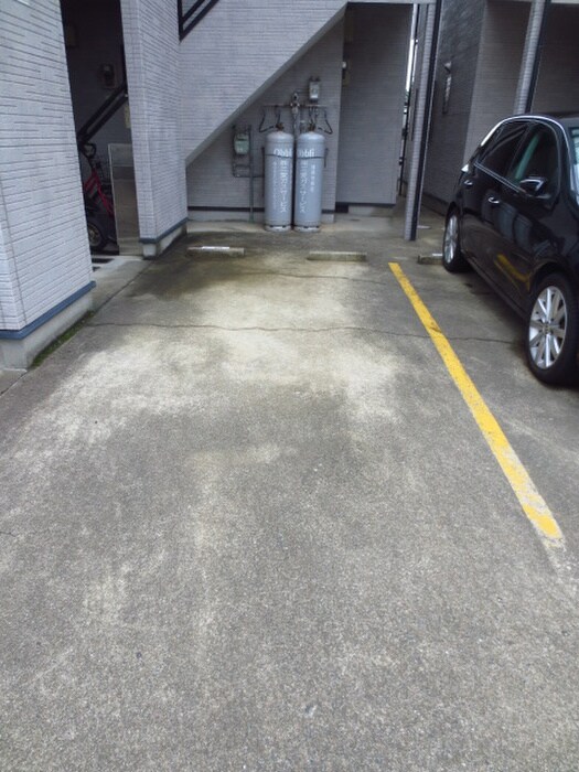 物件外観写真4　(駐車場)