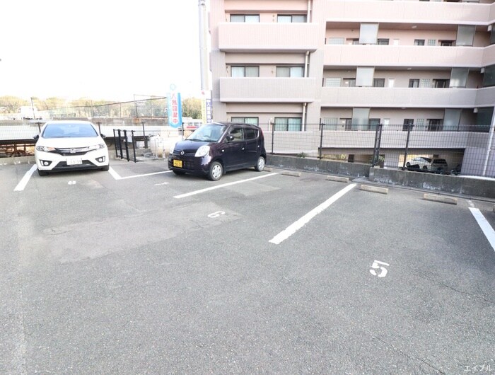 物件外観写真4　(駐車場)
