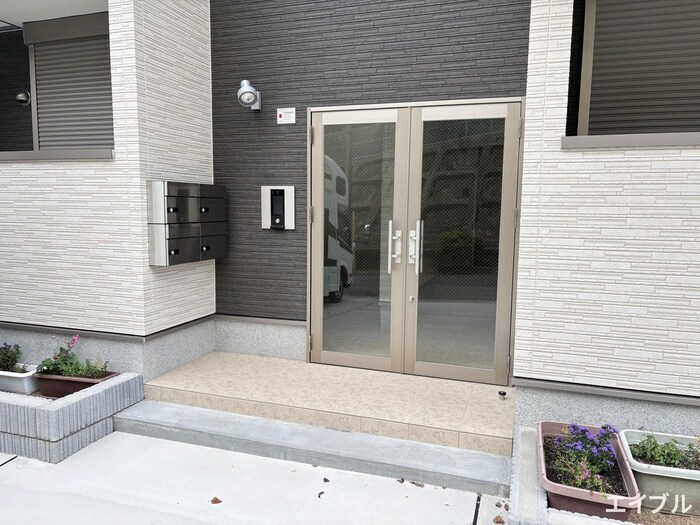 物件外観写真3　(エントランス部分)