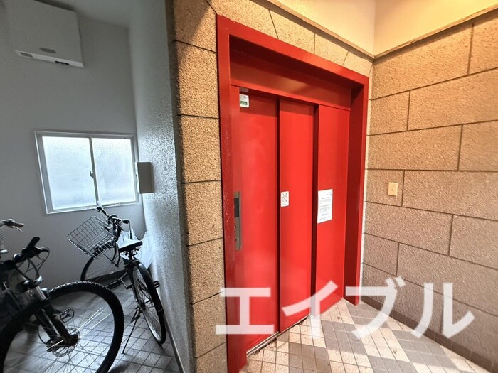 物件外観写真6　(エントランス部分)