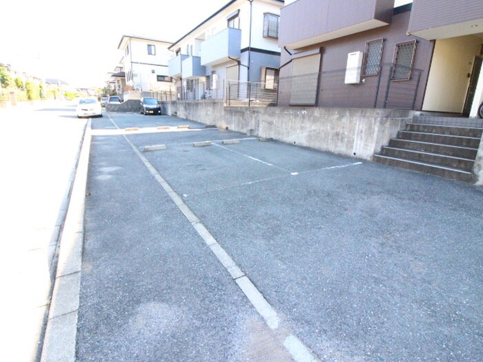 物件外観写真4　(駐車場)
