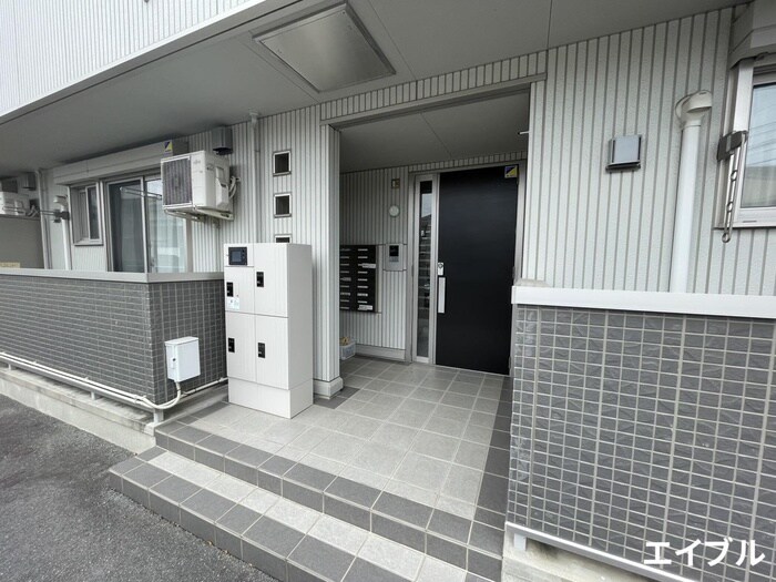 物件外観写真4　(エントランス部分)